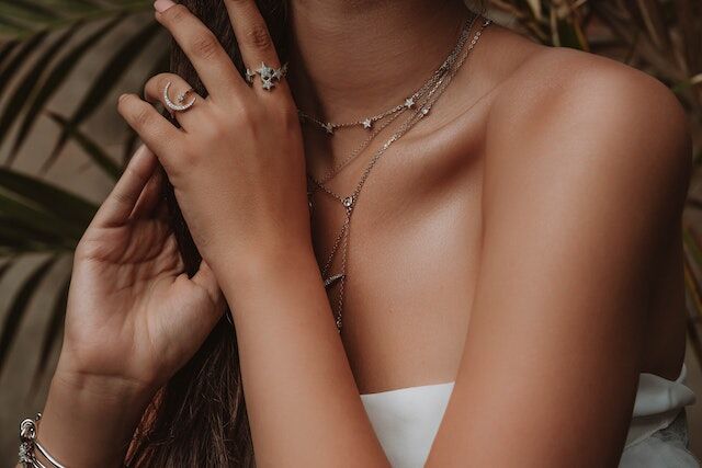 Magnetic necklaces generate a magnetic field around the body